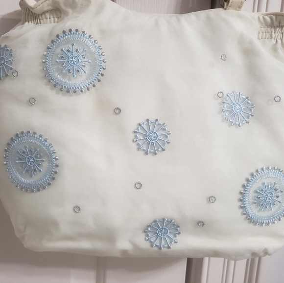 Vintage Embroidered Handbag with Wooden Handles - Picture 4 of 5